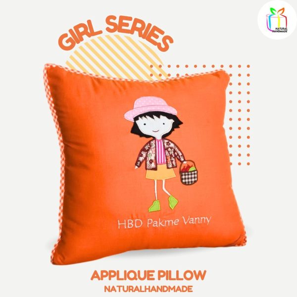 Bantal Cantik Gambar Anak Perempuan Membawa Buah – Hiasan dan Souvenir Ultah yang Empuk dan Berkelas!